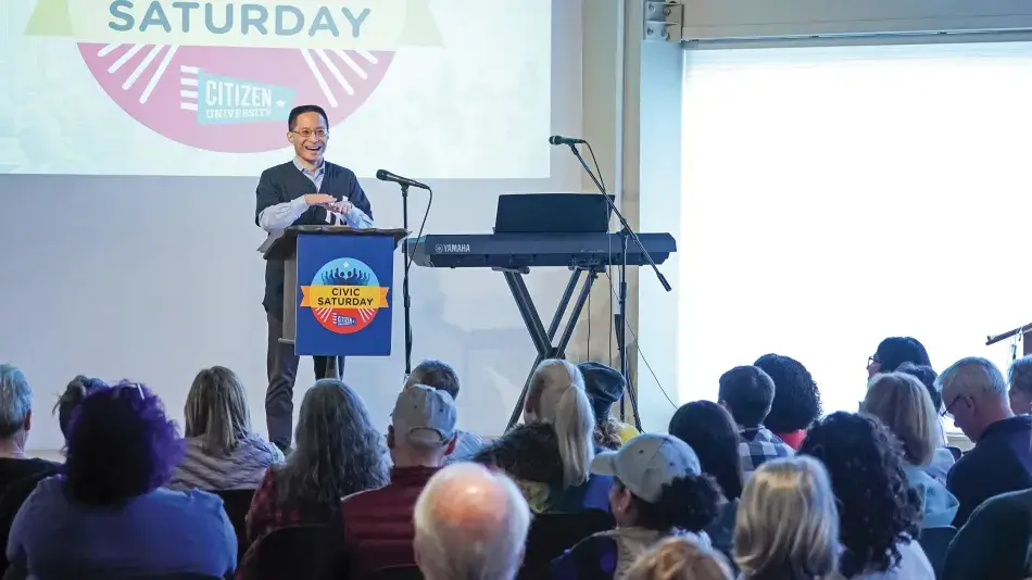 Eric Liu, copresidente de la Comisión, pronuncia un sermón durante el Sábado Cívico en el Impact Hall de Seattle el 5 de octubre de 2019.