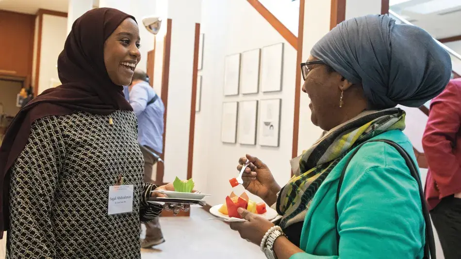 Sagal Abdirahman (izquierda) y Habon Abdulle (derecha)